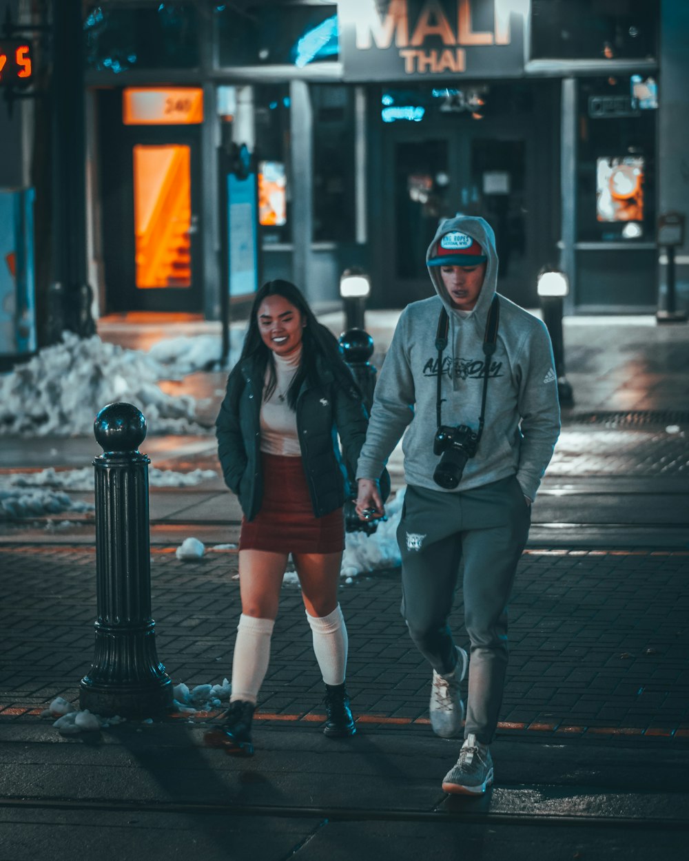 Foto pareja caminando por la carretera durante la noche – Imagen Ropa  gratis en Unsplash