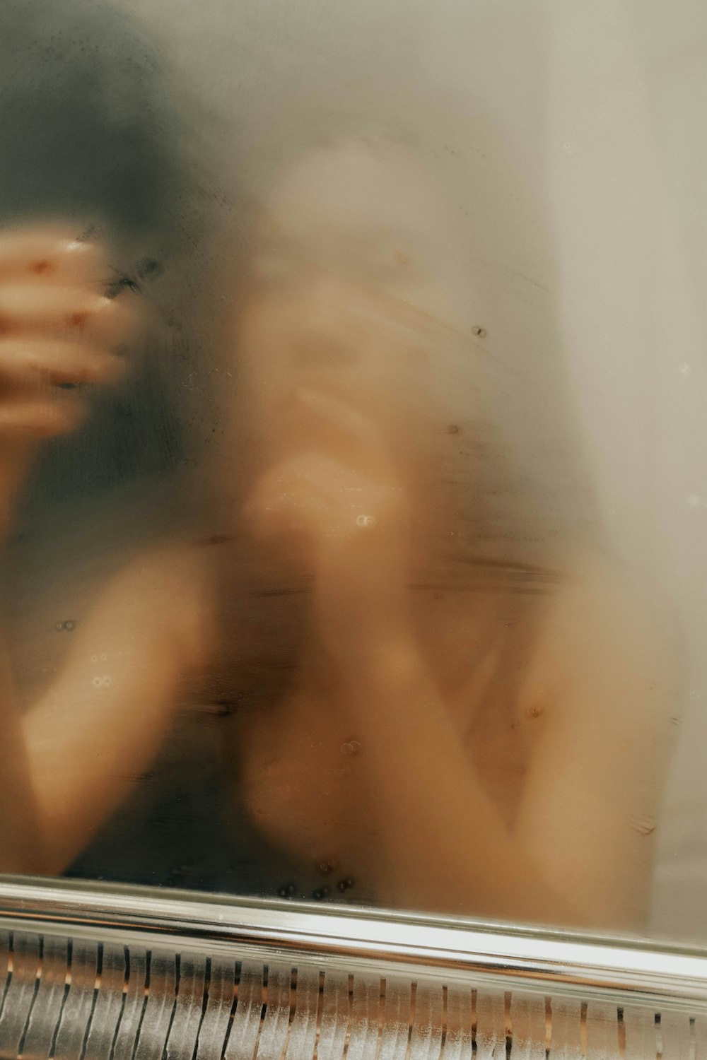 femme prenant un selfie miroir