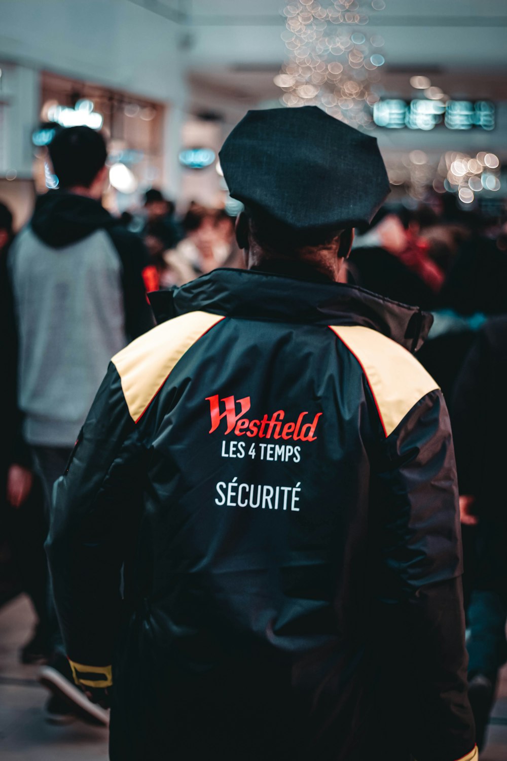 Person mit schwarz-weißer Westfield-Jacke