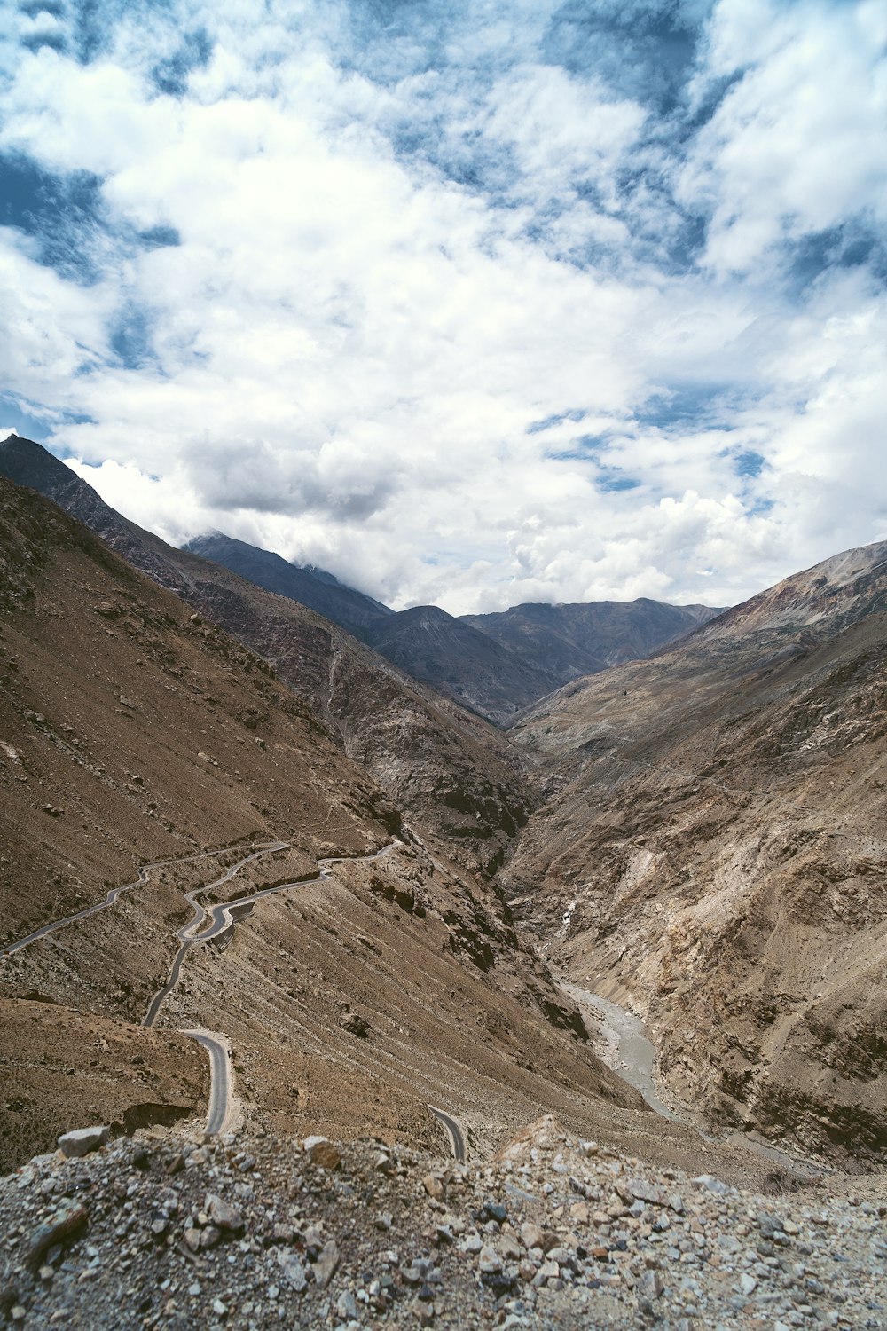 Carretera en la ladera de la montaña durante el día