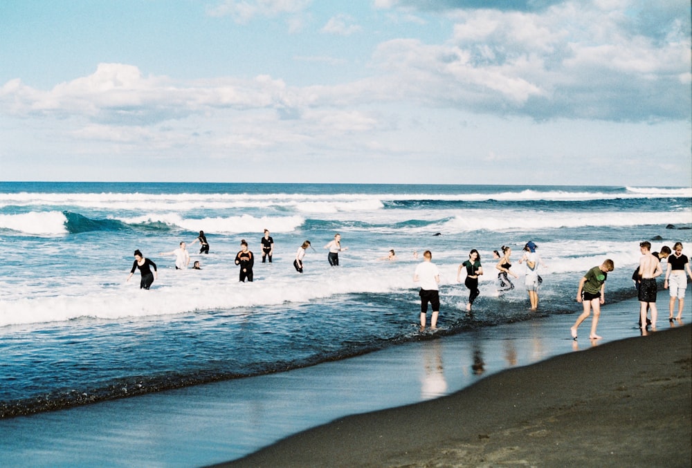 Menschen, die am Strand spazieren gehen