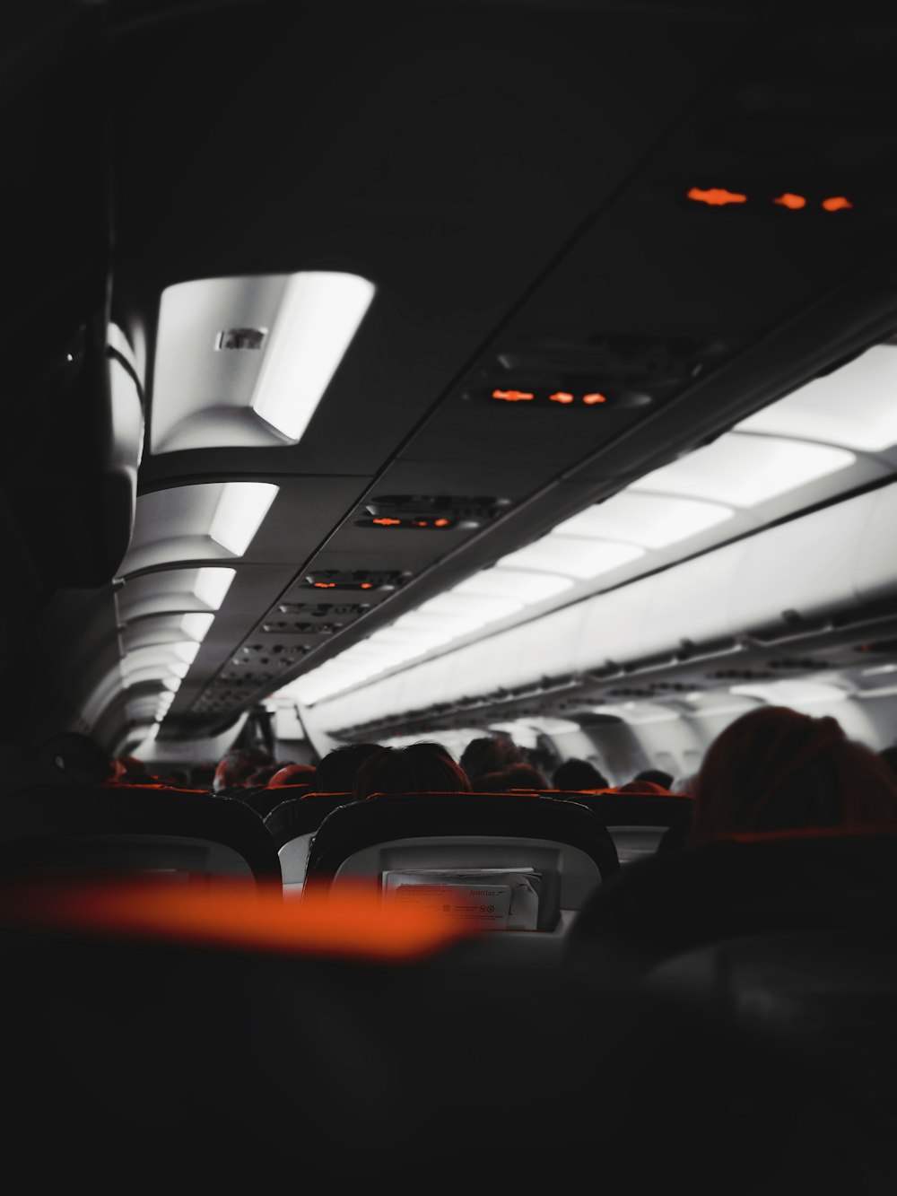 o interior de um avião com muitos assentos