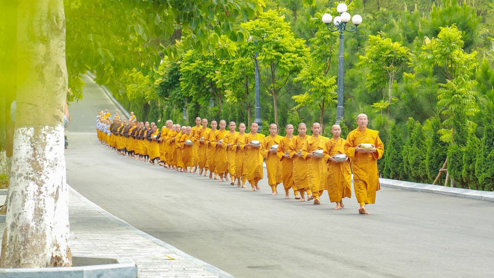 Mönche gehen auf der Straße