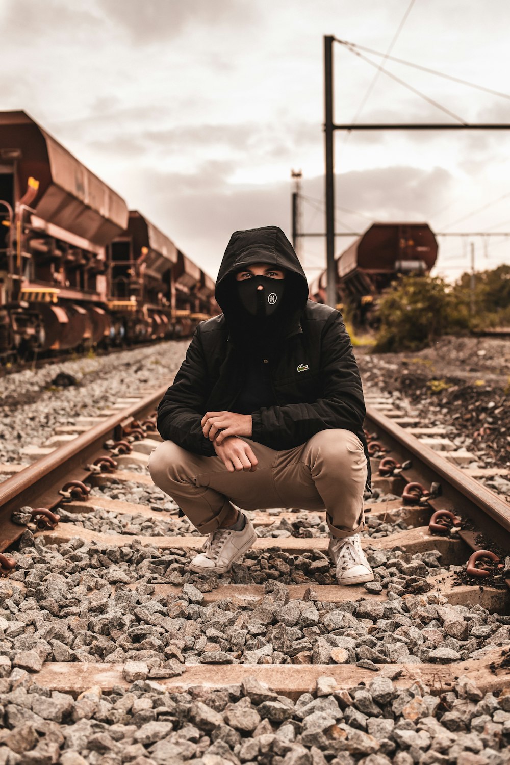 Hombre con chaqueta negra y pantalones de ceja