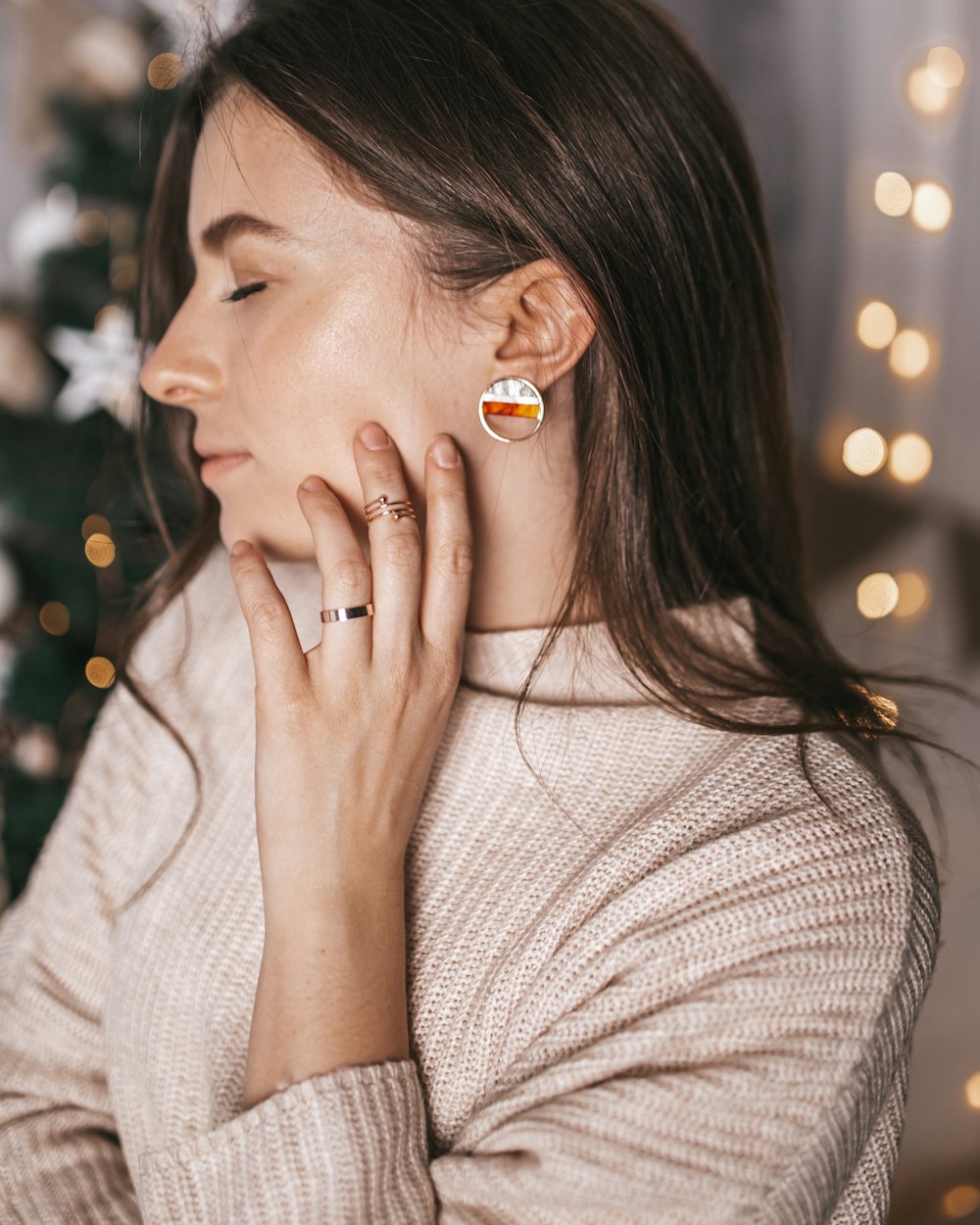 woman wearing silver-colored ring