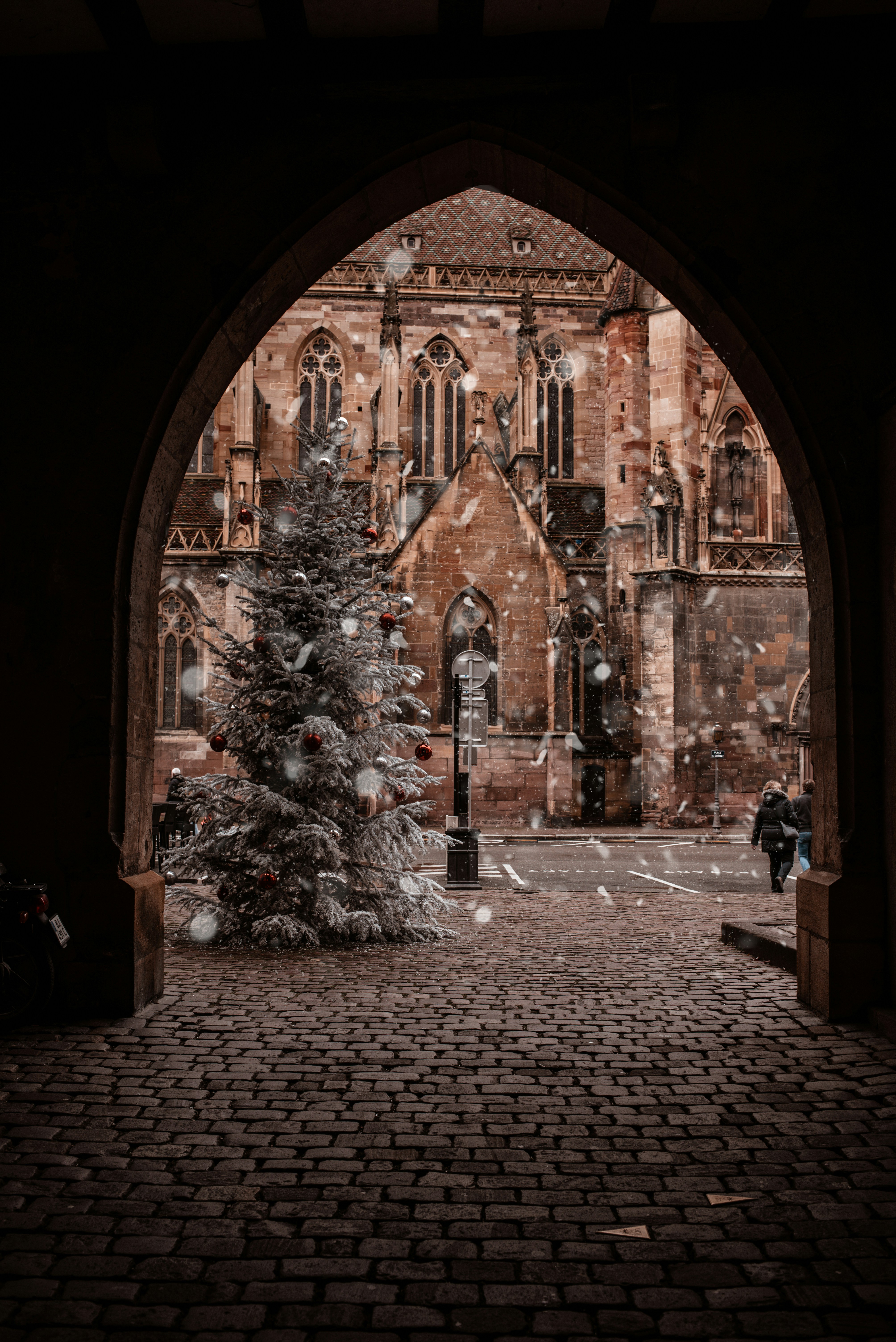 коричневое бетонное здание