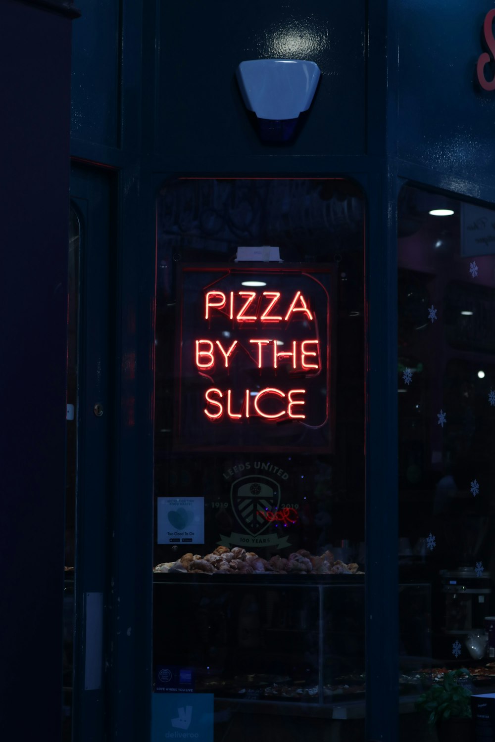 Pizza By the Slice sinalização neon
