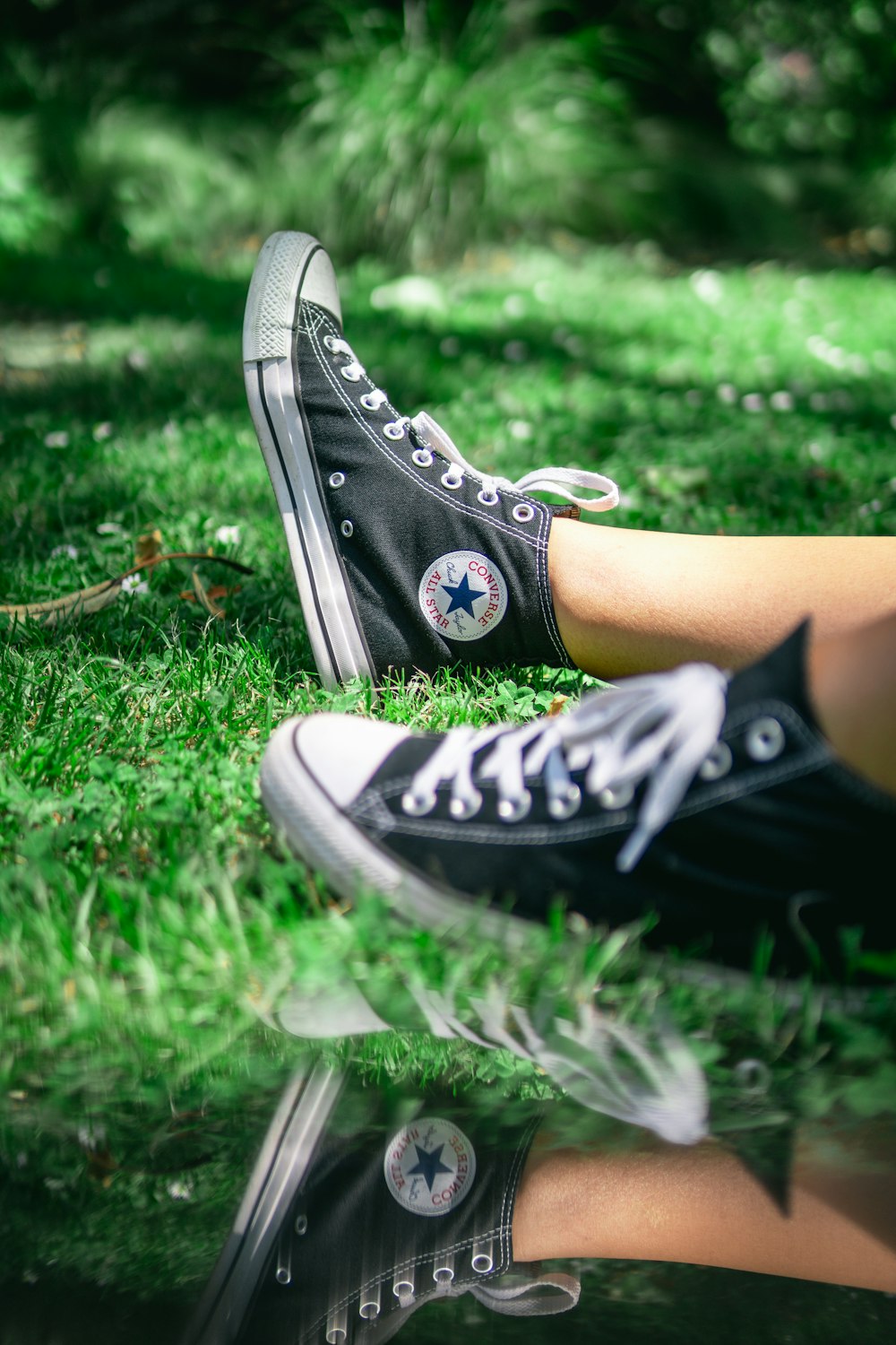 Foto par de zapatillas altas Converse negras zelanda gratis en Unsplash