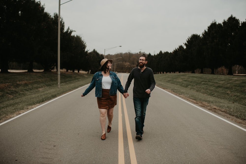 pareja caminando por la carretera