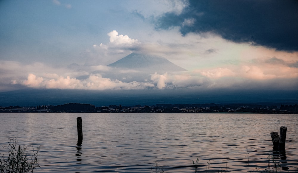 Fotografía de montaña durante el día