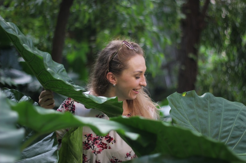Mujer sensual entre plantas