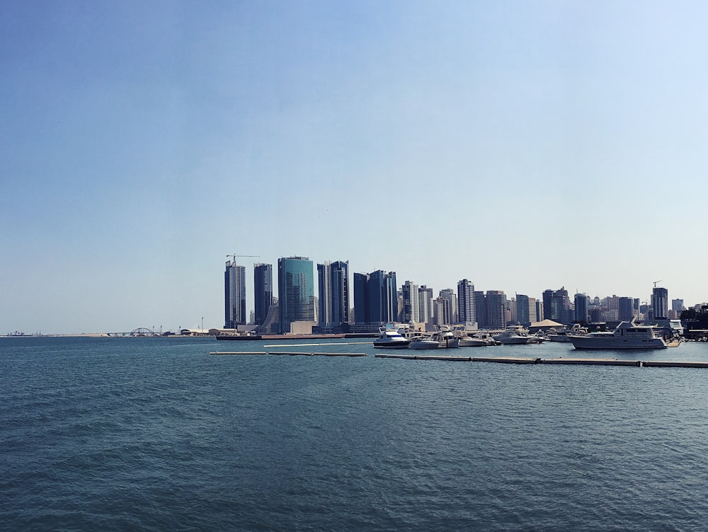 Fotografía de un edificio de gran altura junto a la orilla del mar durante el día