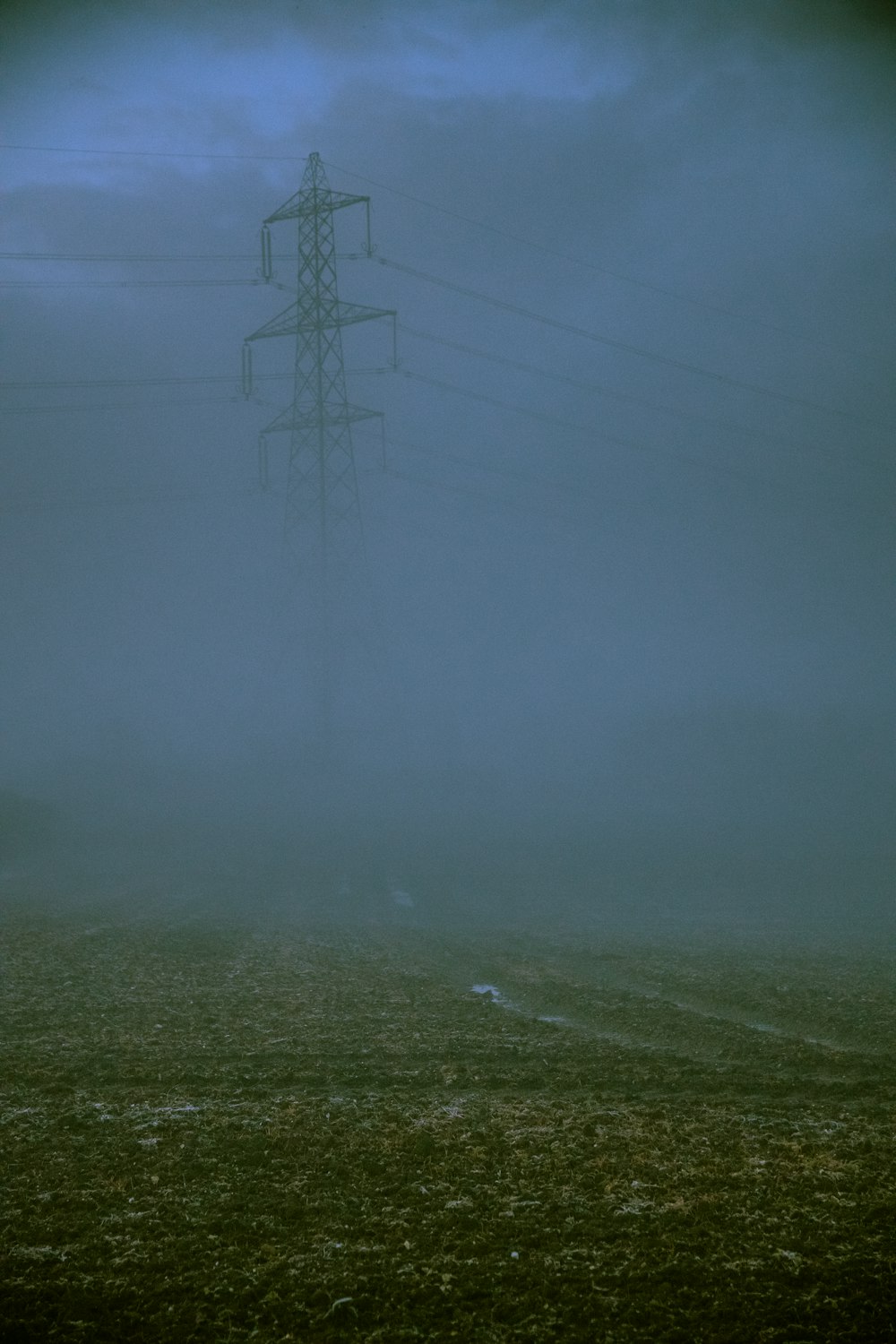 Torre de transformadores cubierta por niebla