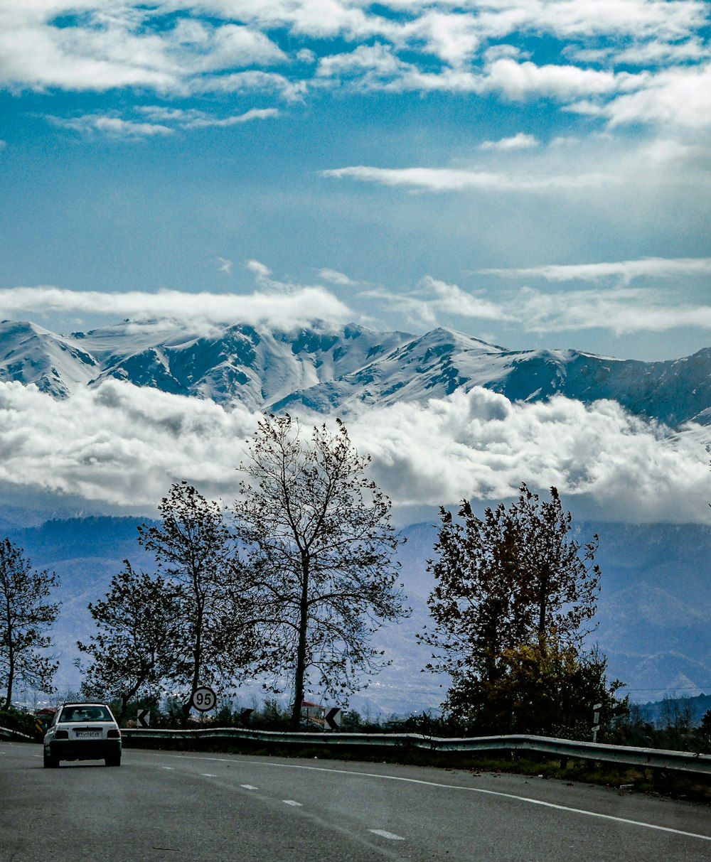 Véhicule blanc et route