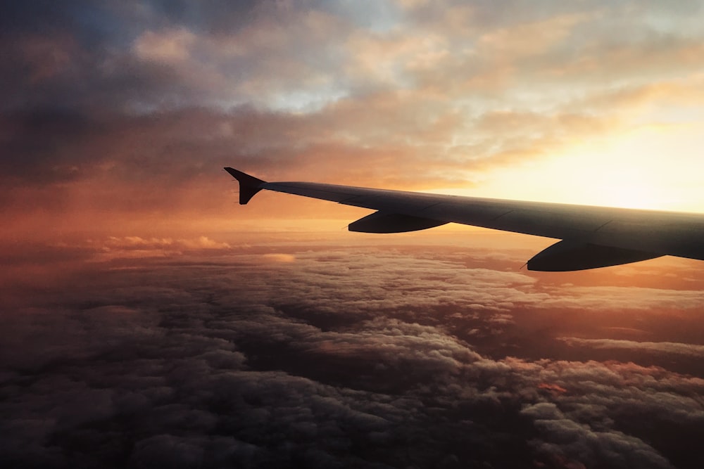 Silhouettenfotografie des Flugzeugflügels