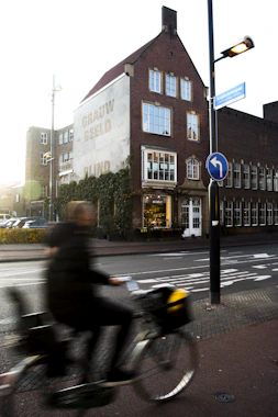 Wazige foto van iemand op de fiets