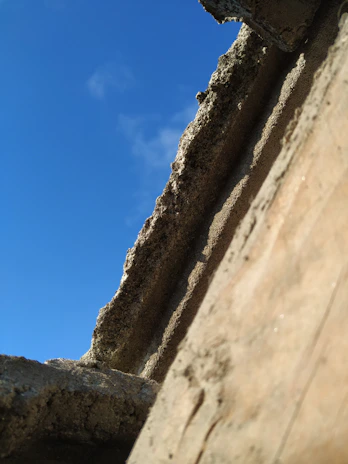 Close-up image of a clean, precise concrete cut made by diamond wire cutting.