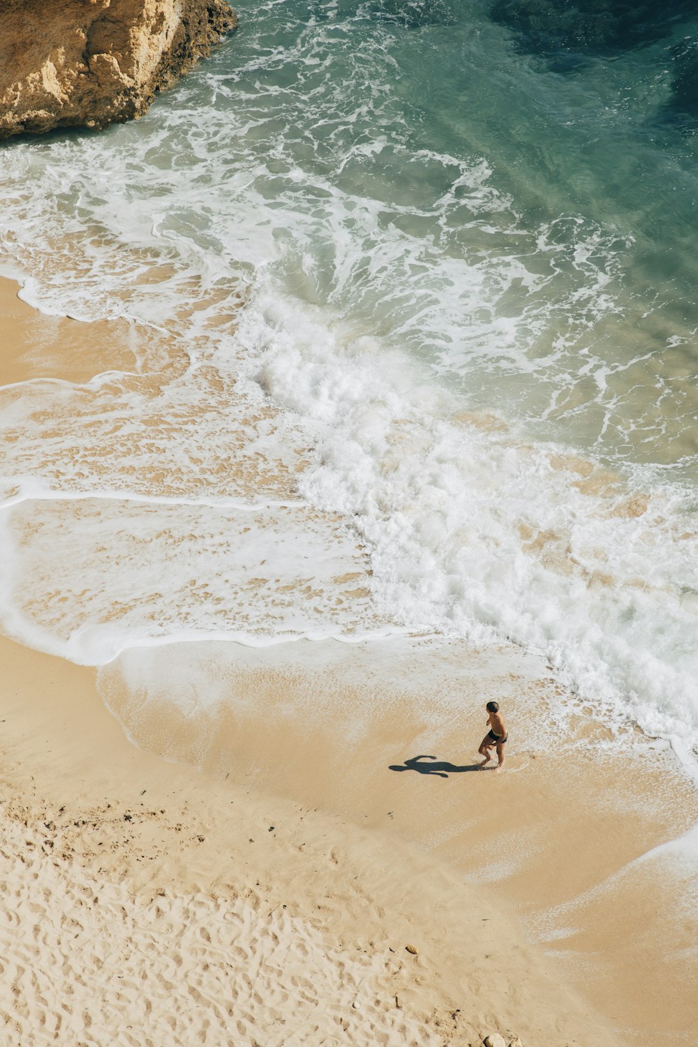 femme marchant sur le bord de la mer