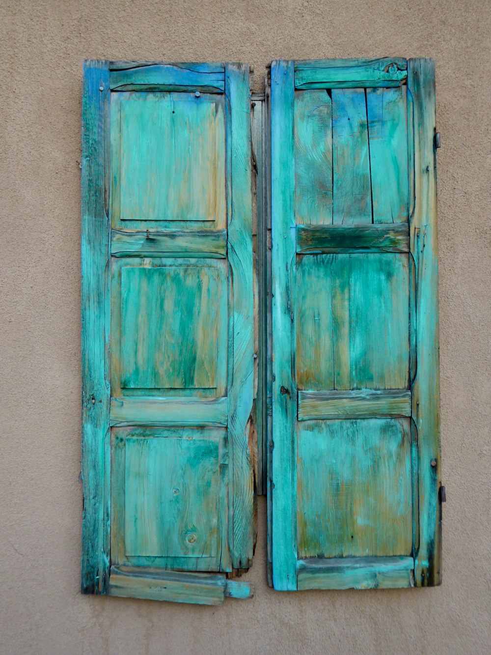 Porte-fenêtre en bois turquoise
