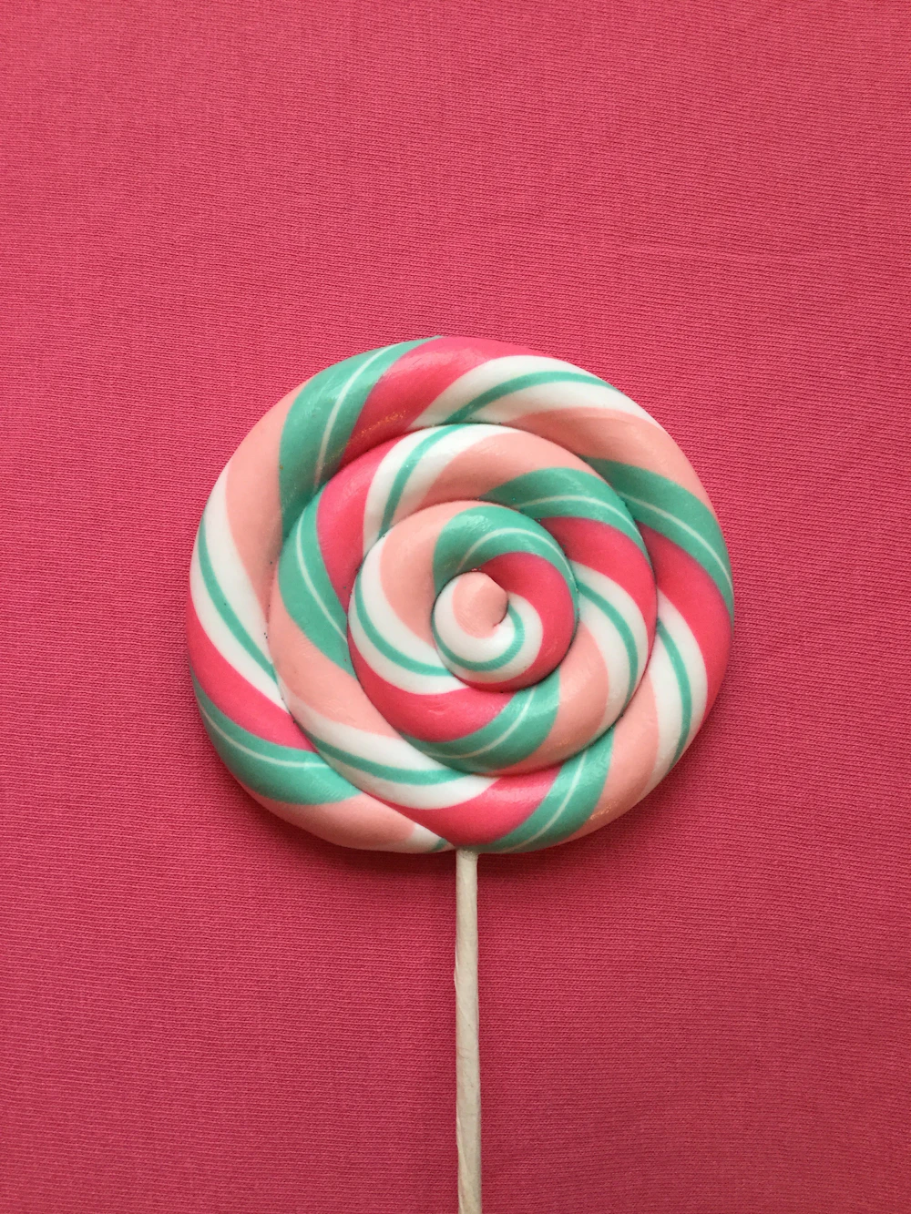 Confectionery manufacturing process and colorful swirl candy design