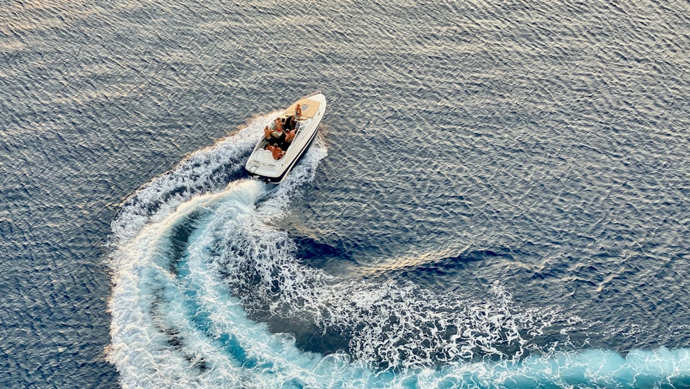 Personas que viajan en lancha motora en el mar durante el día