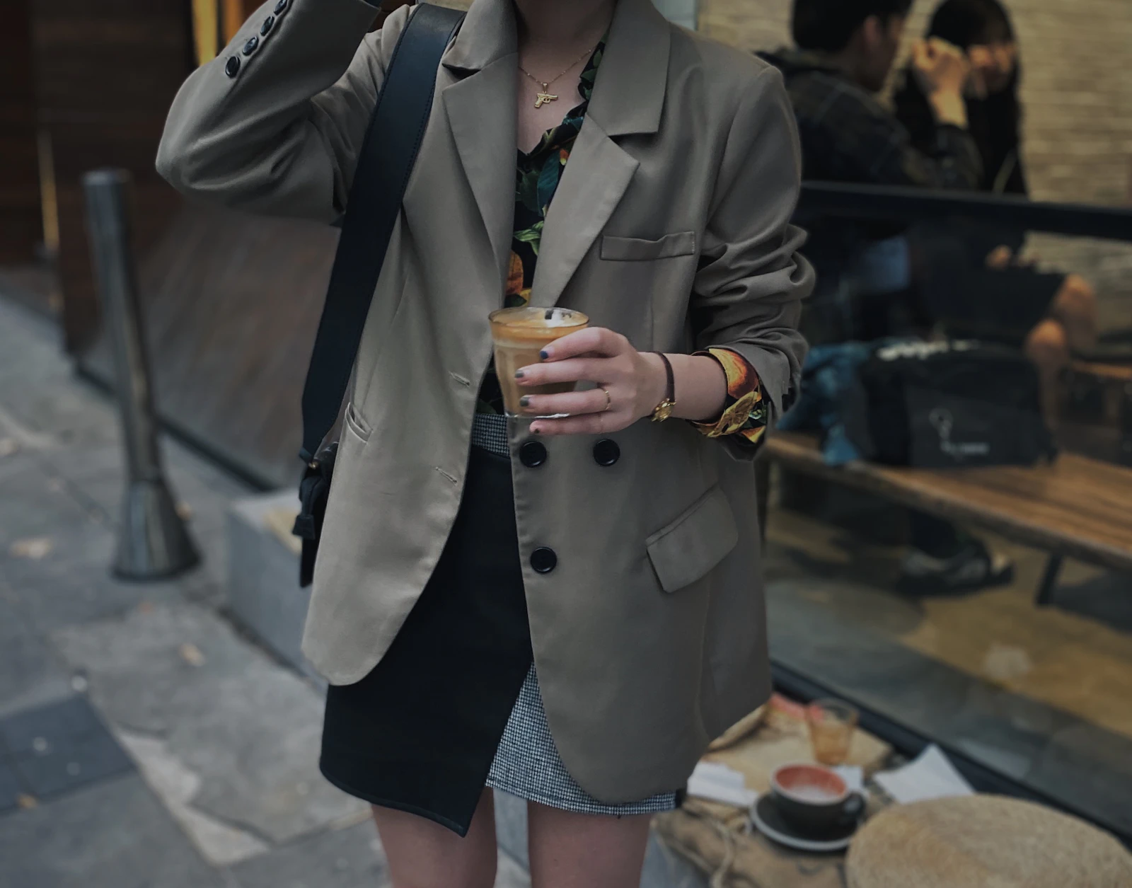 Conjunto de alfaiataria camel: a monocromia quente que ilumina