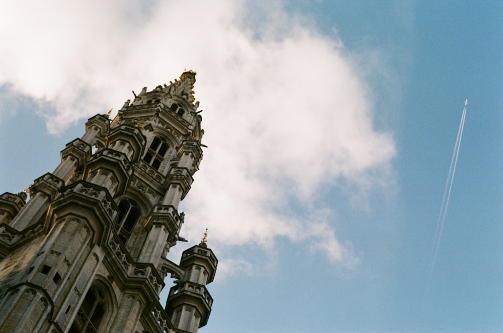 Edificio de hormigón blanco y marrón