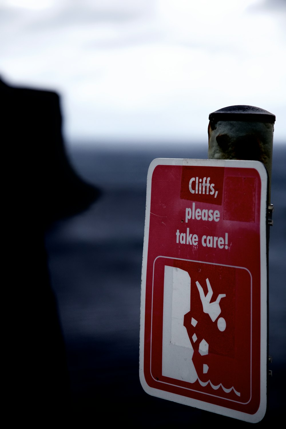 Cliffs Pleas Tome cuidado com a sinalização