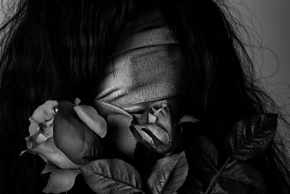 Photographie en niveaux de gris d’une femme couverte par une sangle