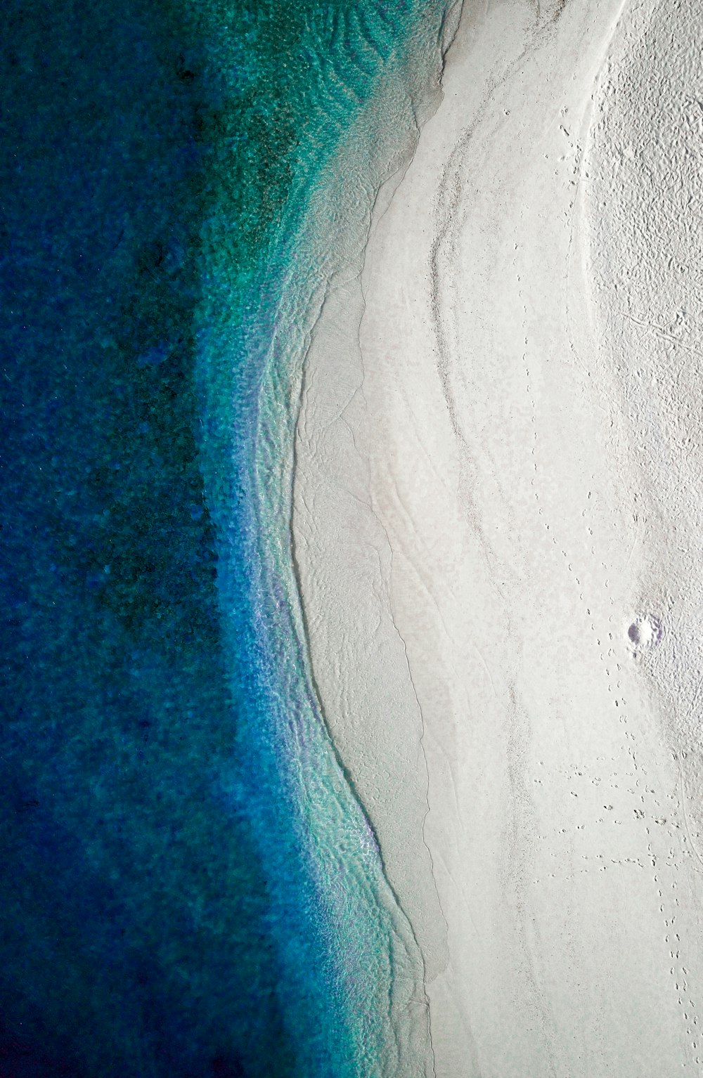 Ein Blick aus der Vogelperspektive auf einen weißen Sandstrand