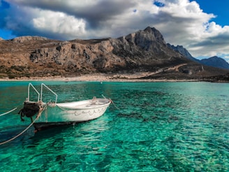 bateau sur la mère en crète