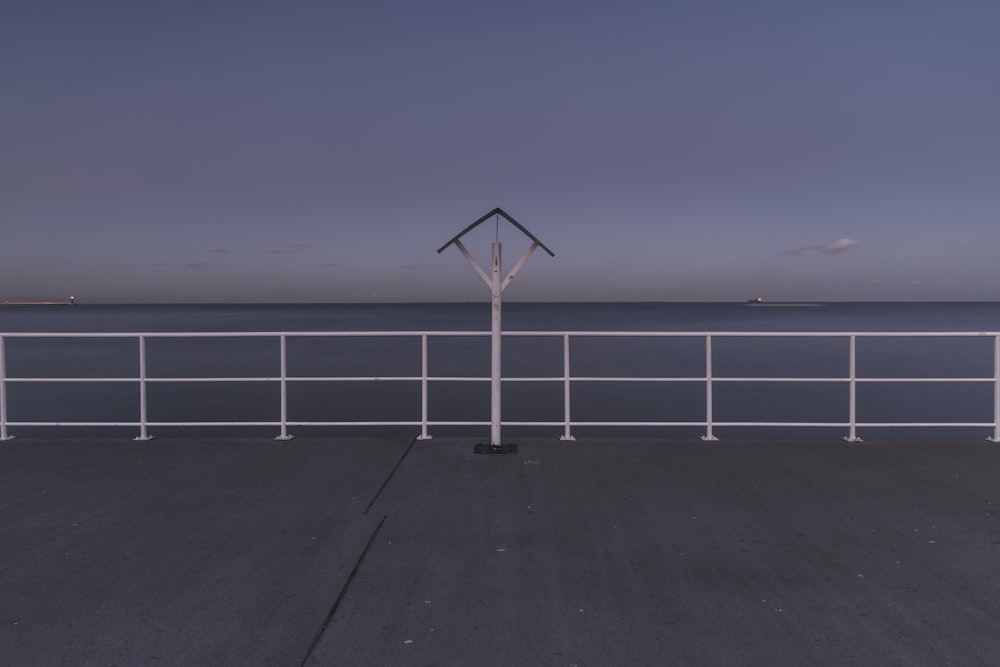 Grya y paisaje de paseo marítimo de madera blanca