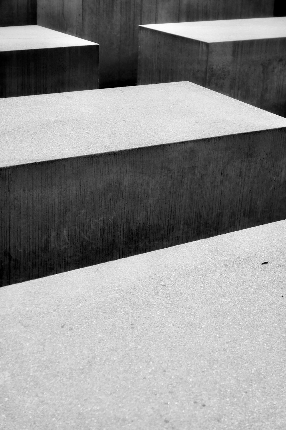 Une photo en noir et blanc de blocs de béton