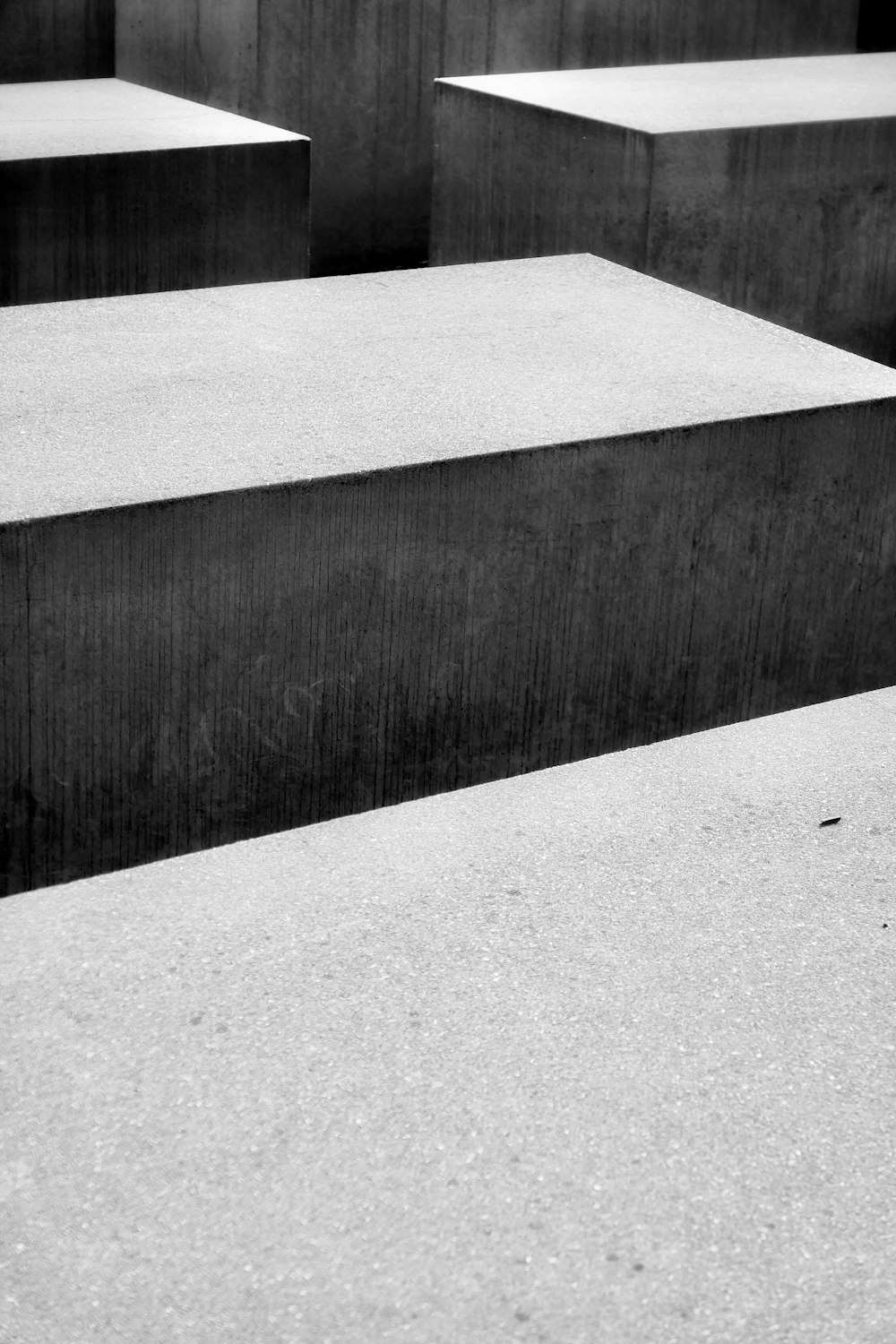 Una foto in bianco e nero di blocchi di cemento
