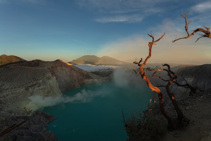 danau kawah Ijen dengan latar gunung