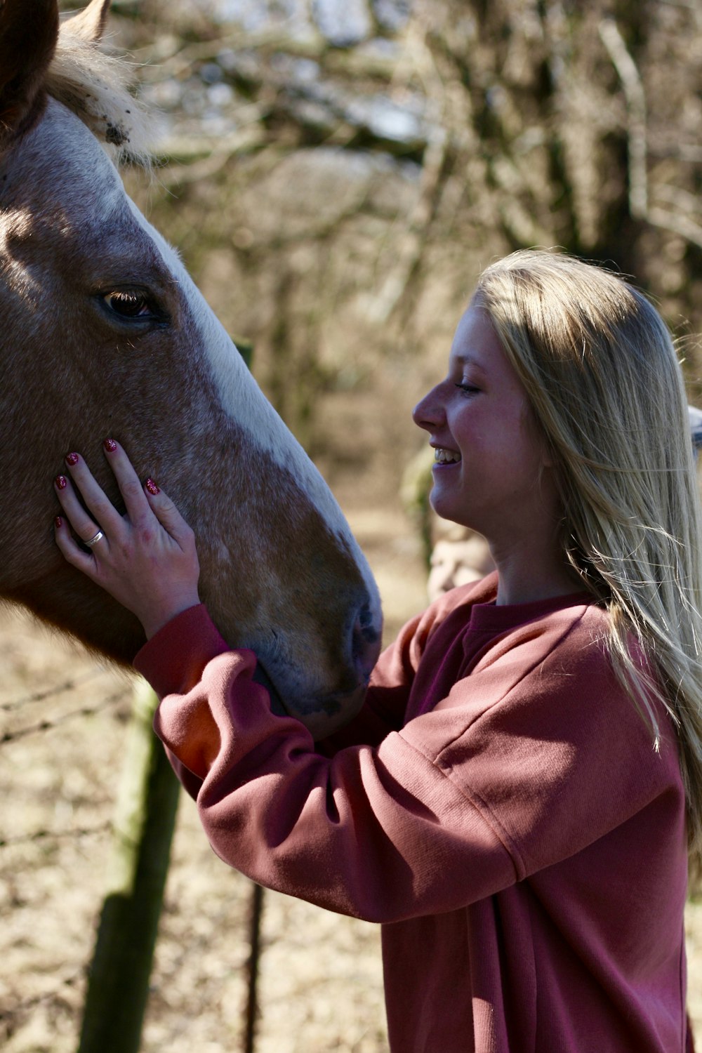Fundo Mulher Beijando Cavalo Cor Sorrindo Branco Foto E Imagem