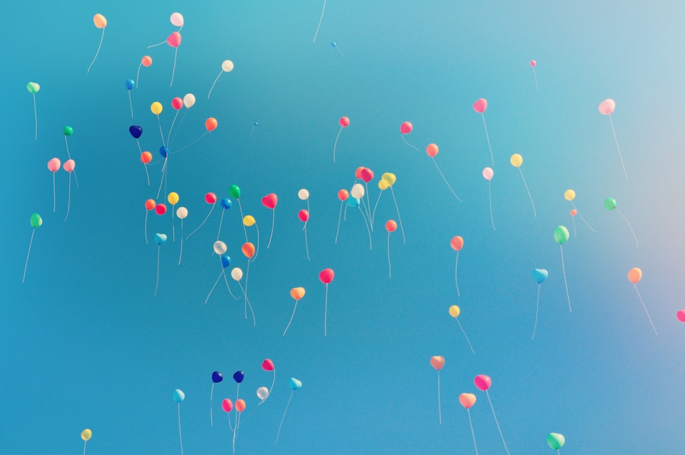 balões coloridos variados no meio do ar