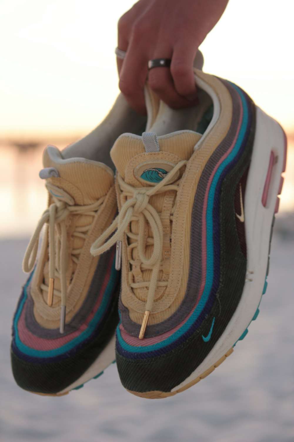 Amigo por correspondencia Viaje Destructivo Foto Nike Air Max 97 negro y beige – Imagen Zapatos gratis en Unsplash