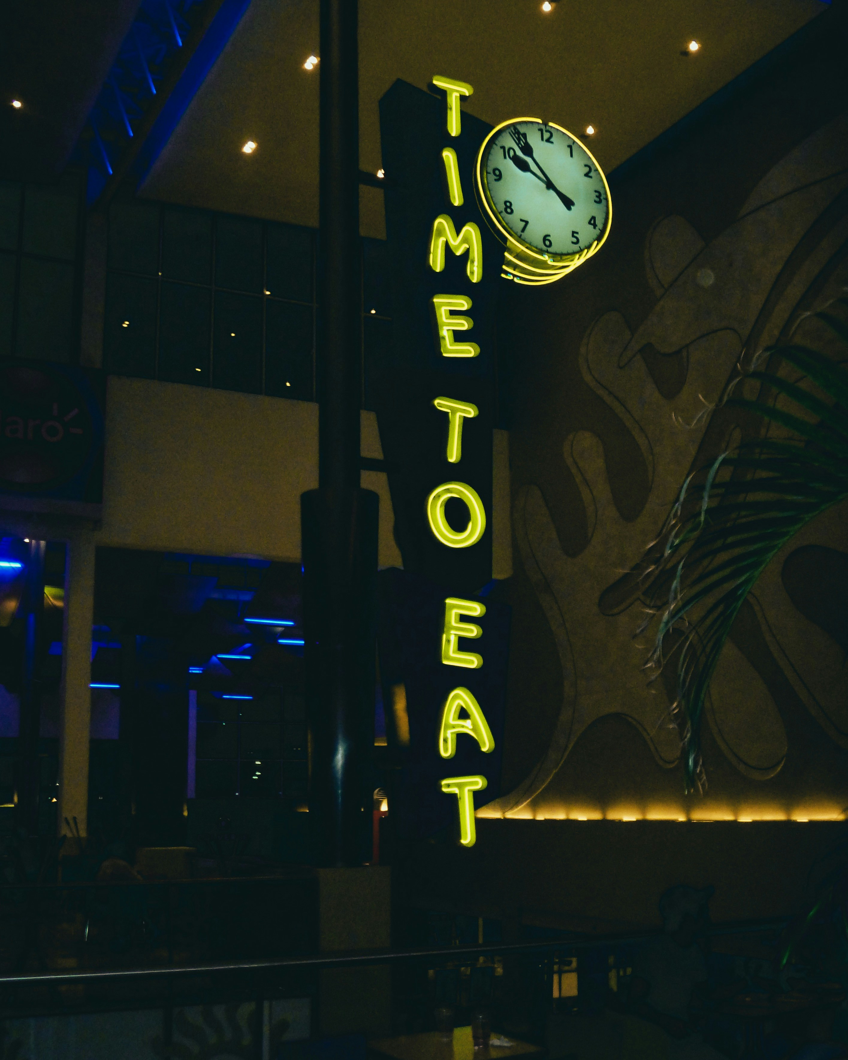 foto de foco raso de tempo para comer sinalização de luz neon
