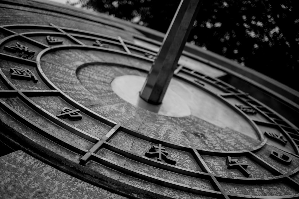 Una foto in bianco e nero di un orologio sul lato di un edificio