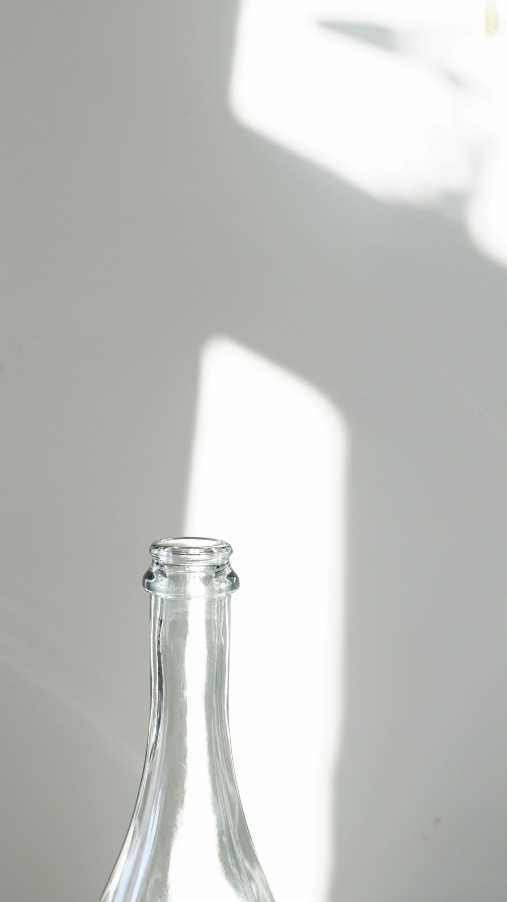 Vista de punta de la botella de vidrio transparente