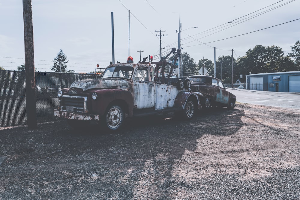 Voir la photographie d’un véhicule près d’un poteau électrique