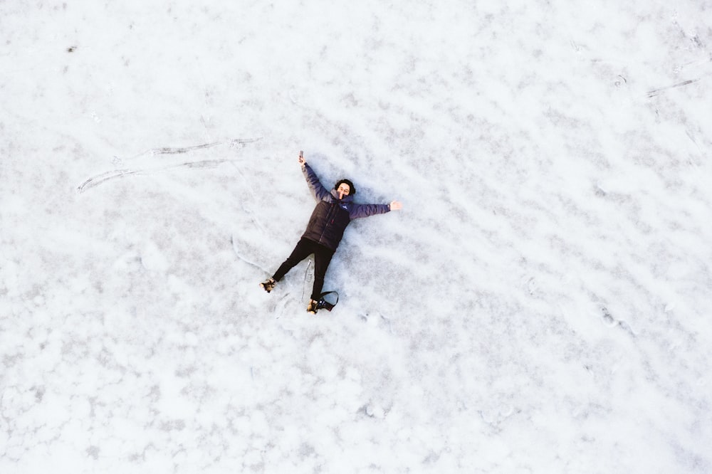 雪の上に横たわる人