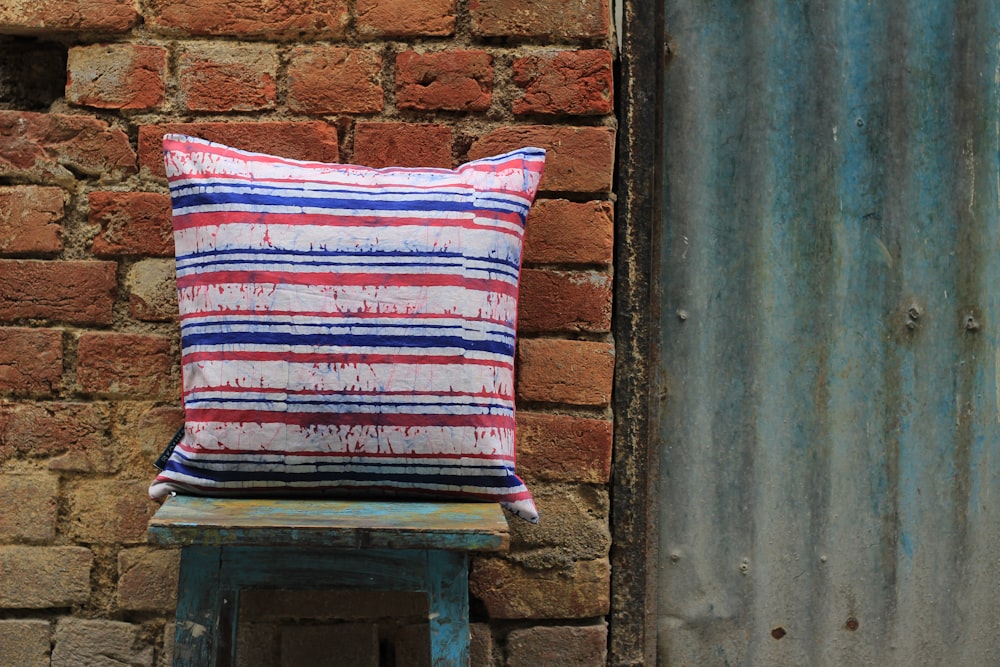 Coussin rayé blanc, rouge et noir