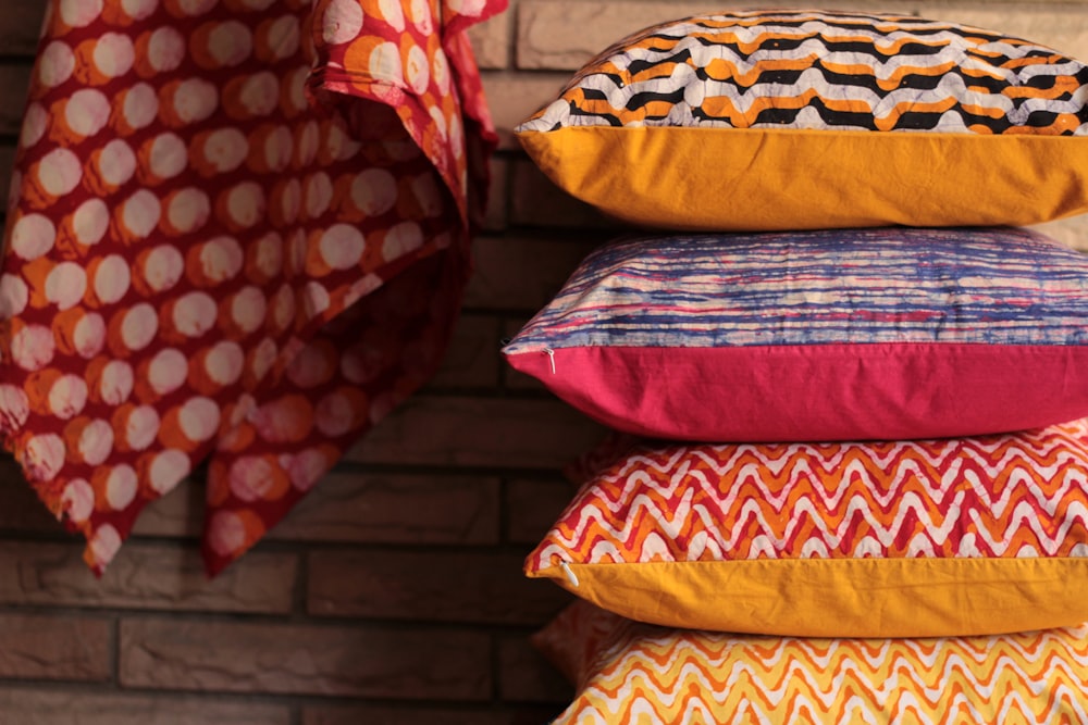 Pila de almohadas de colores variados