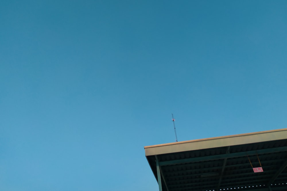 um edifício com uma bandeira em cima dele