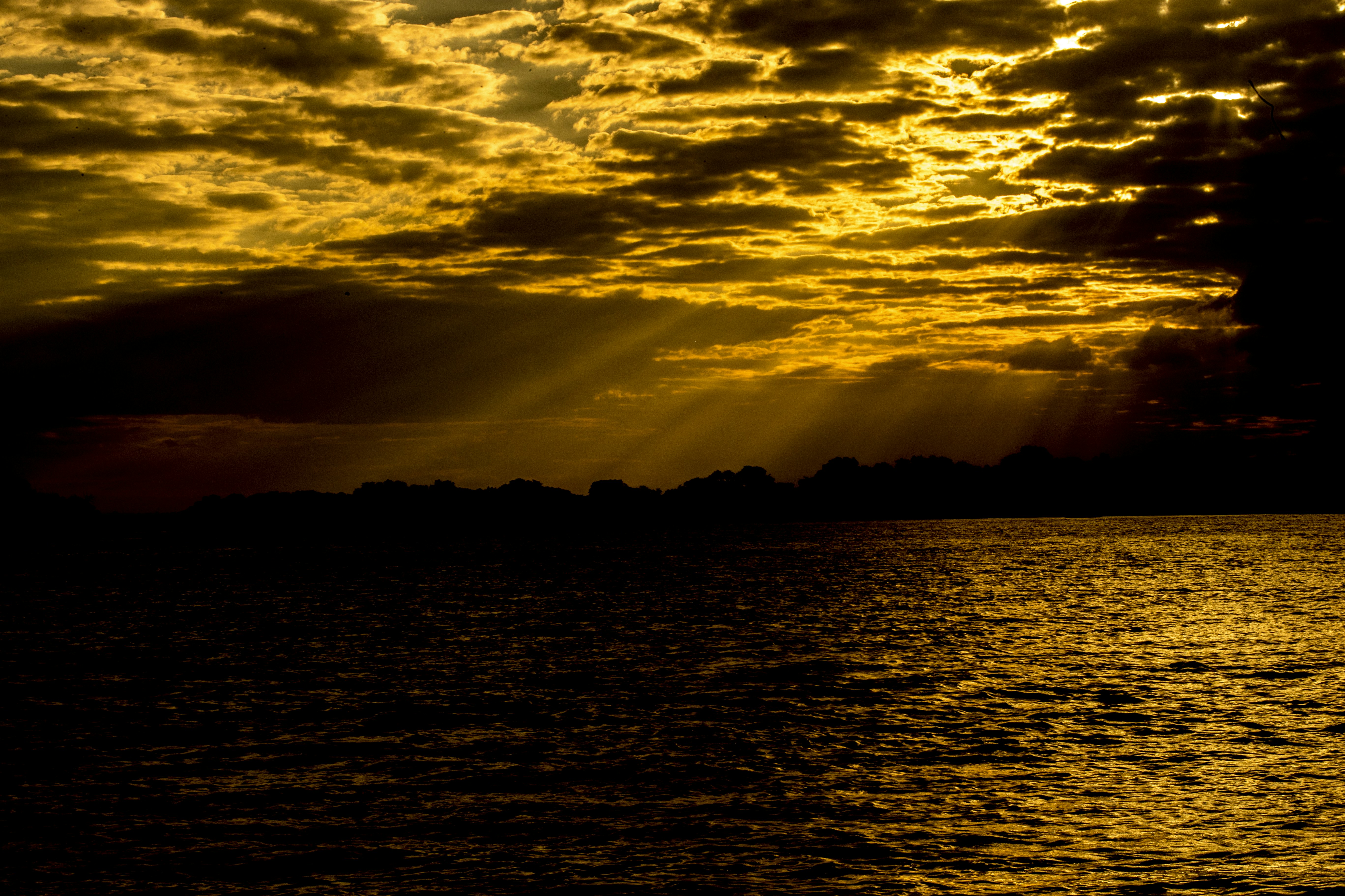Silhouette de paysage montagneux avec un ciel nuageux et des teintes orange d un coucher de soleil magnifique.