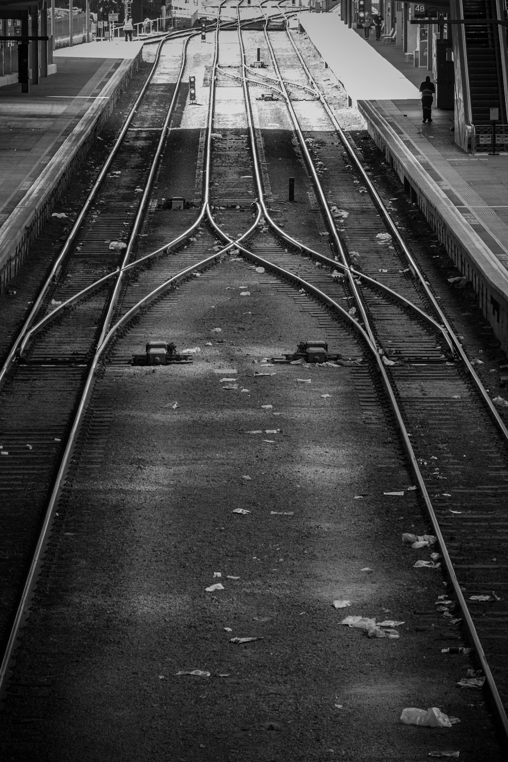 Fotografía en escala de grises de un ferrocarril vacío