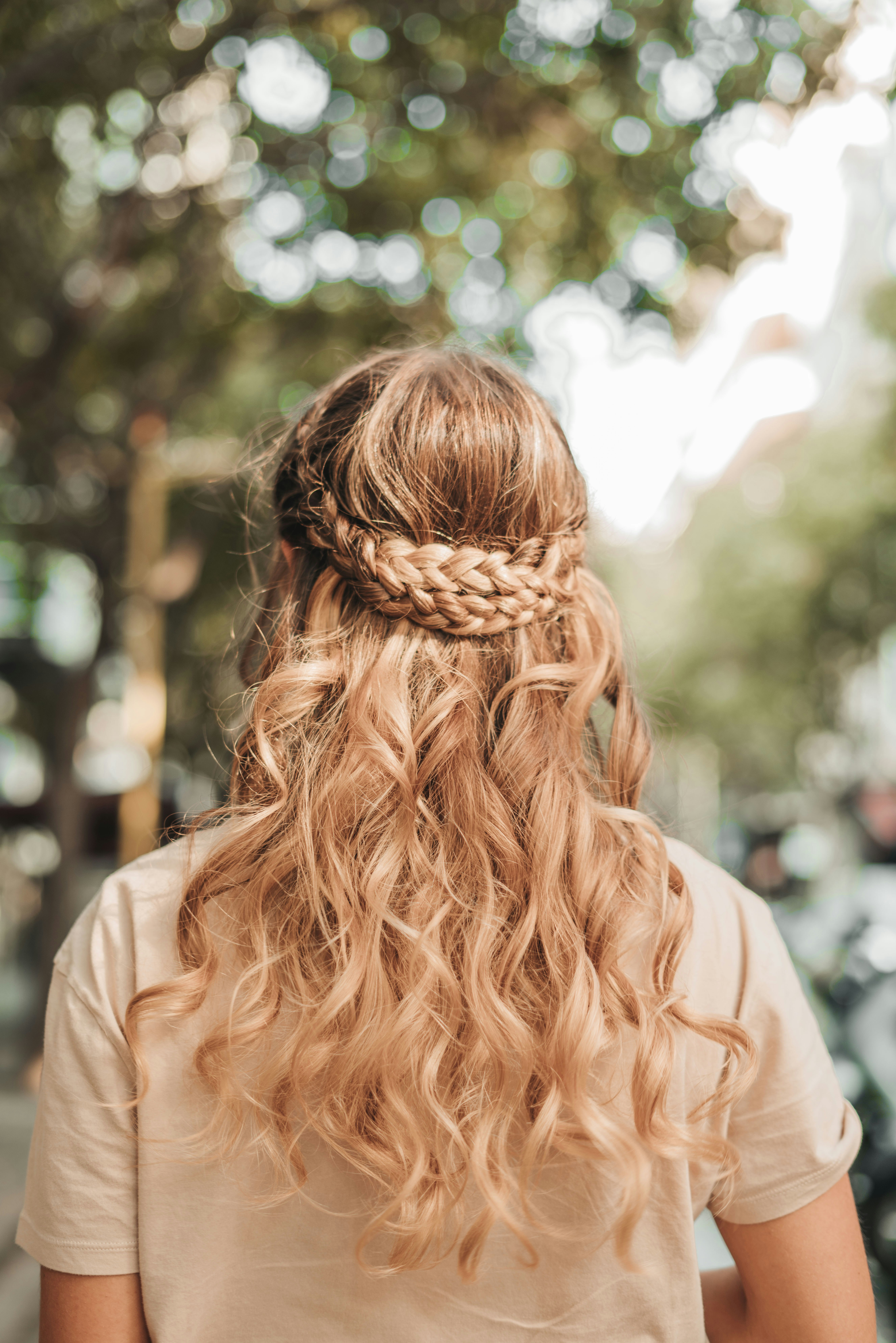 Human faces speak to us in a way that language cannot. Everyone recognize a smile, a frown, tears. Unsplash has the finest selection of people images on the web: high-def and curated for quality. Family, friends, men, women, Unsplash has photos for all.