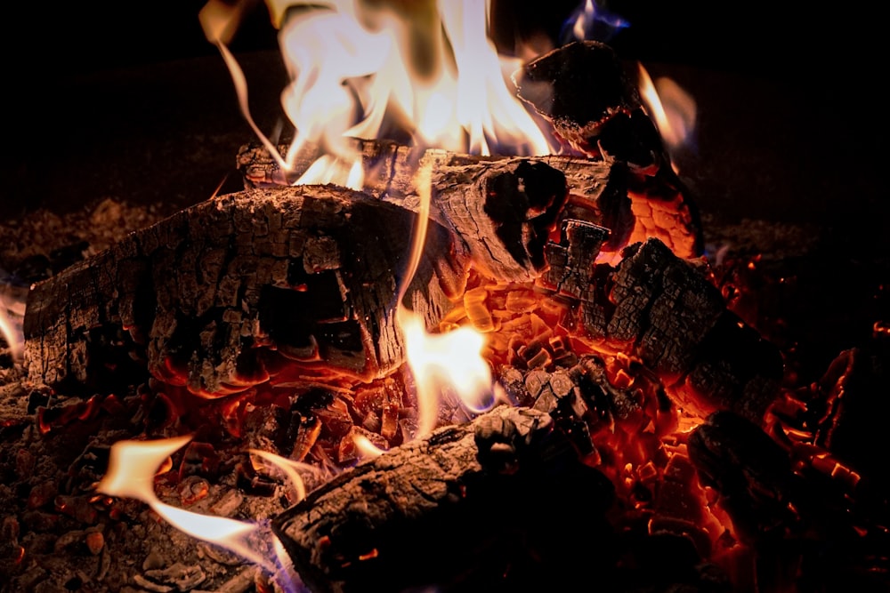 炎で石炭を燃やす